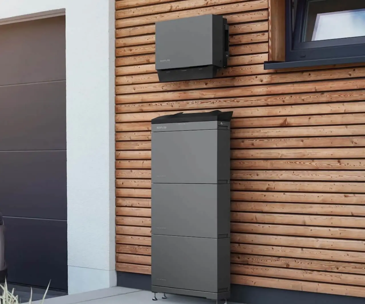 Vue aérienne d'une maison équipée de panneaux solaires avec piscine, installation réalisée par Alvéa Solaire