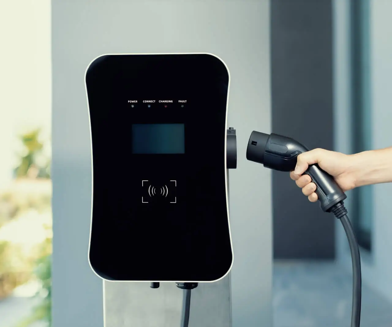 Borne de recharge pour véhicule électrique installée par Alvéa Solaire à Dinan et Pleudihen-sur-Rance