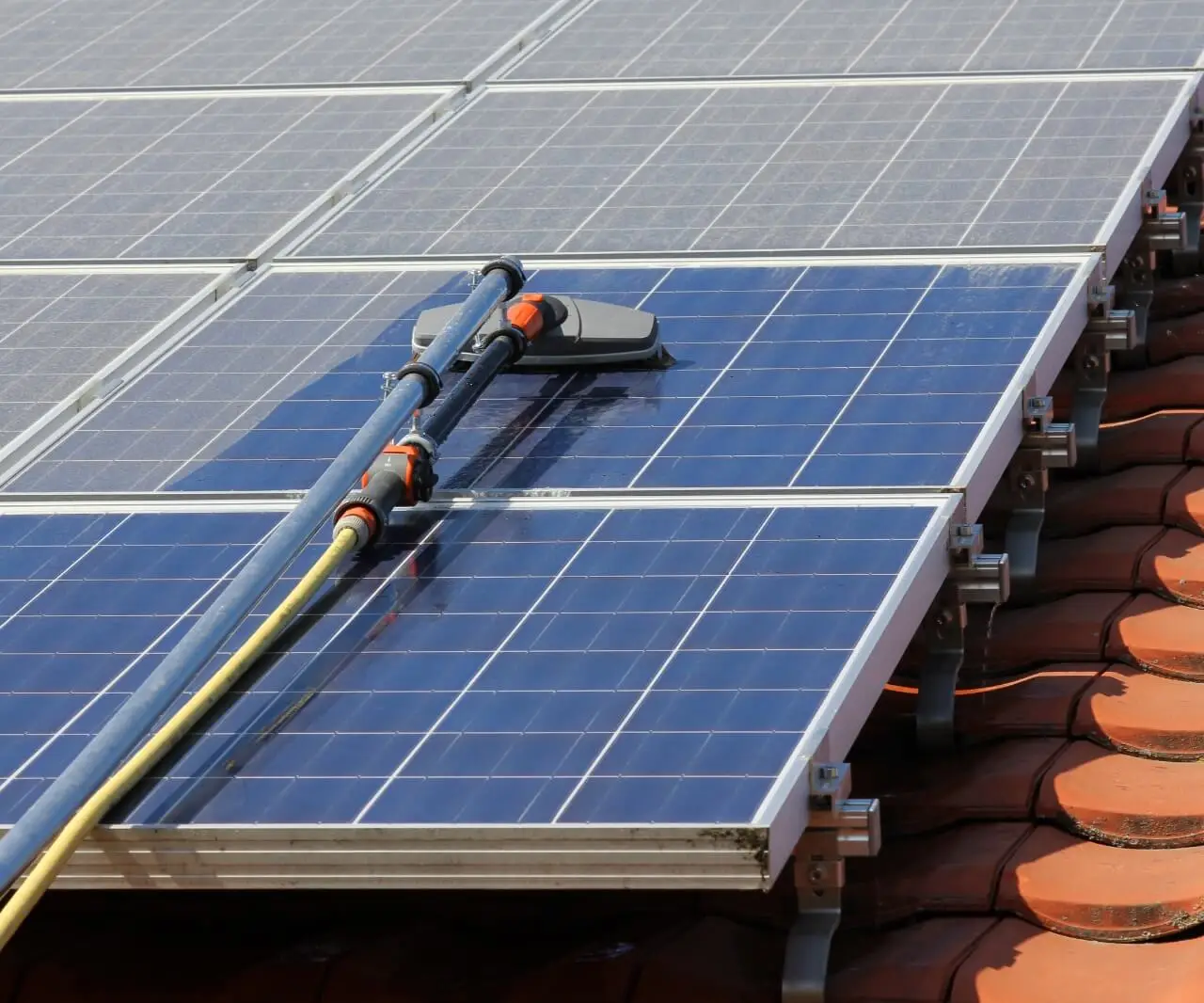 Nettoyage et entretien de panneaux solaires photovoltaïques par Alvéa Solaire