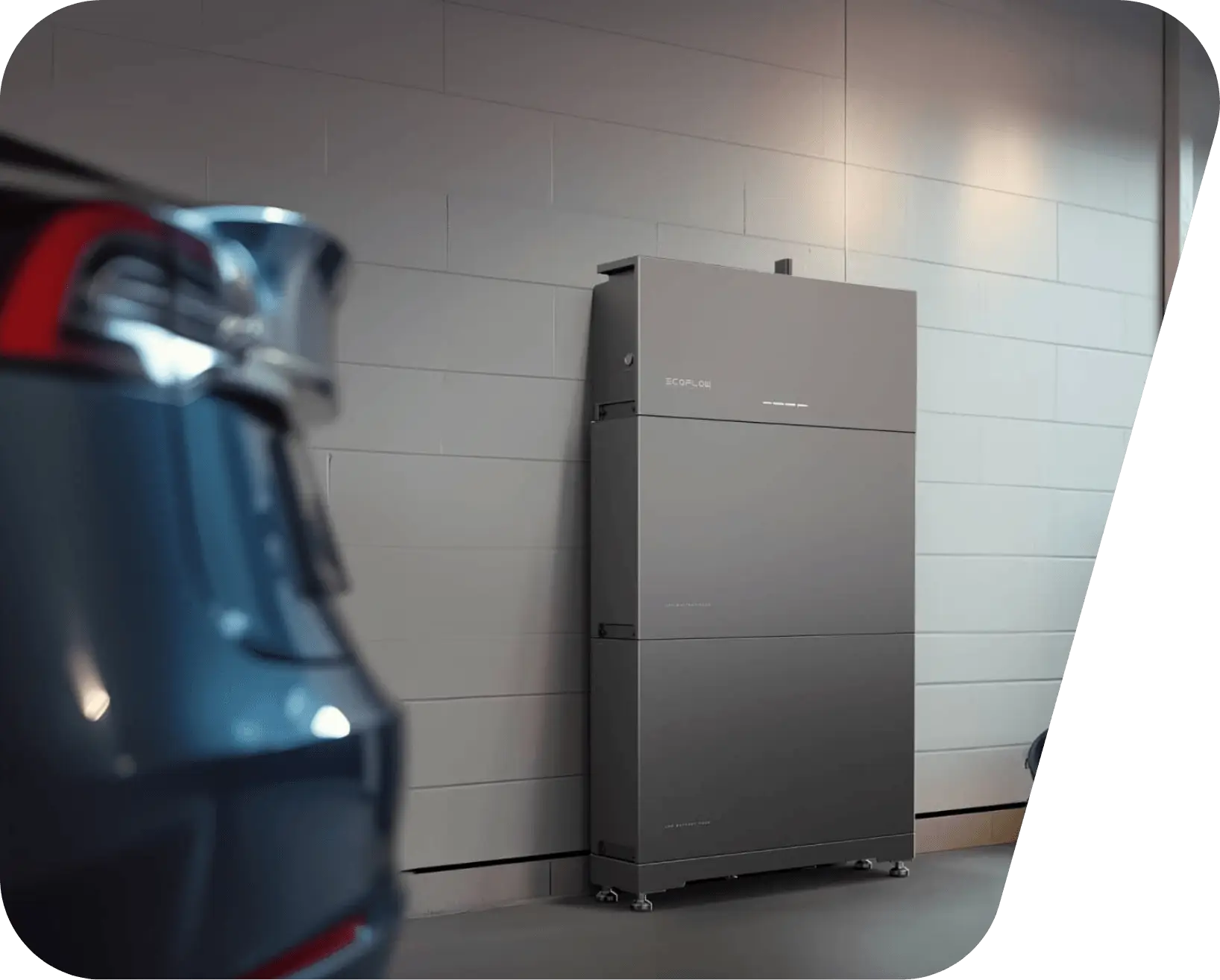 Batterie de stockage d'énergie solaire EcoFlow dans un garage — Alvéa Solaire, Dinan